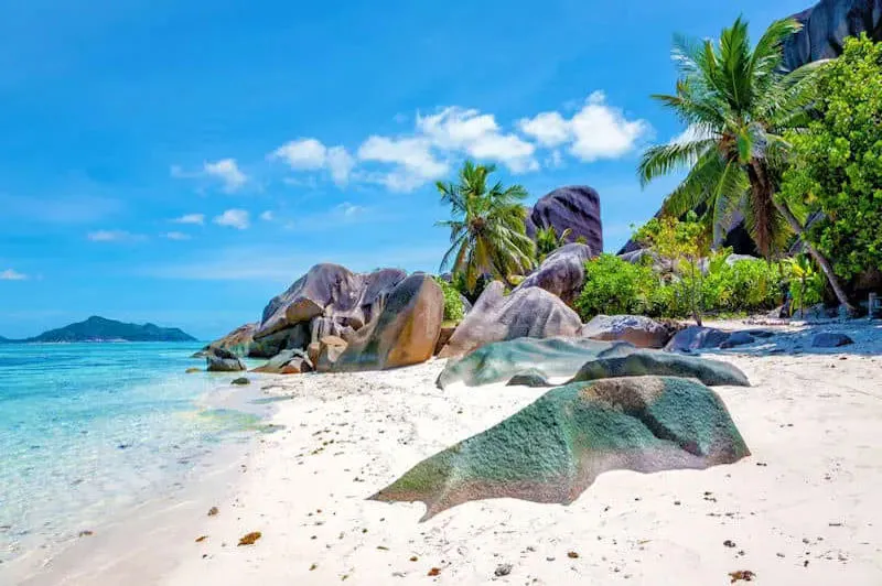 Luxus Reiseziel Seychellen-Skulpturen der Natur: Ikonische Granitfelsen säumen die einsamen, lichtdurchfluteten Strände von La Digue