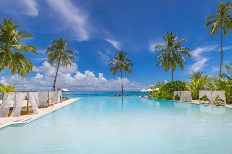 Luxus Reiseziel Thailand - Stille Horizonte: Absolute Entspannung an den kristallklaren Lagunen, wo das Blau des Wassers den Himmel berührt.